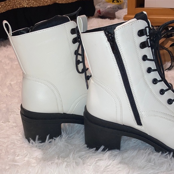 White and black boots - Picture 2 of 4